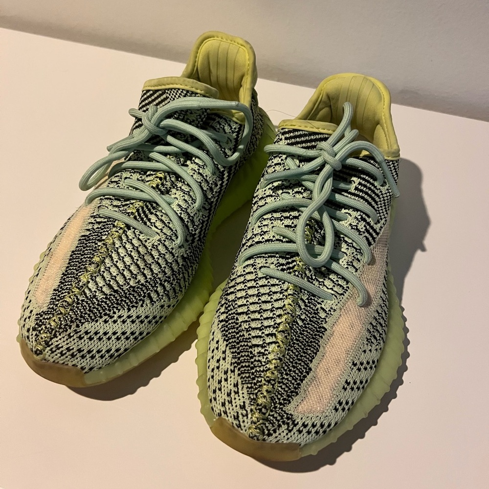 Yeezy Boost 350 V2 Non Reflective - Picture 2 of 3